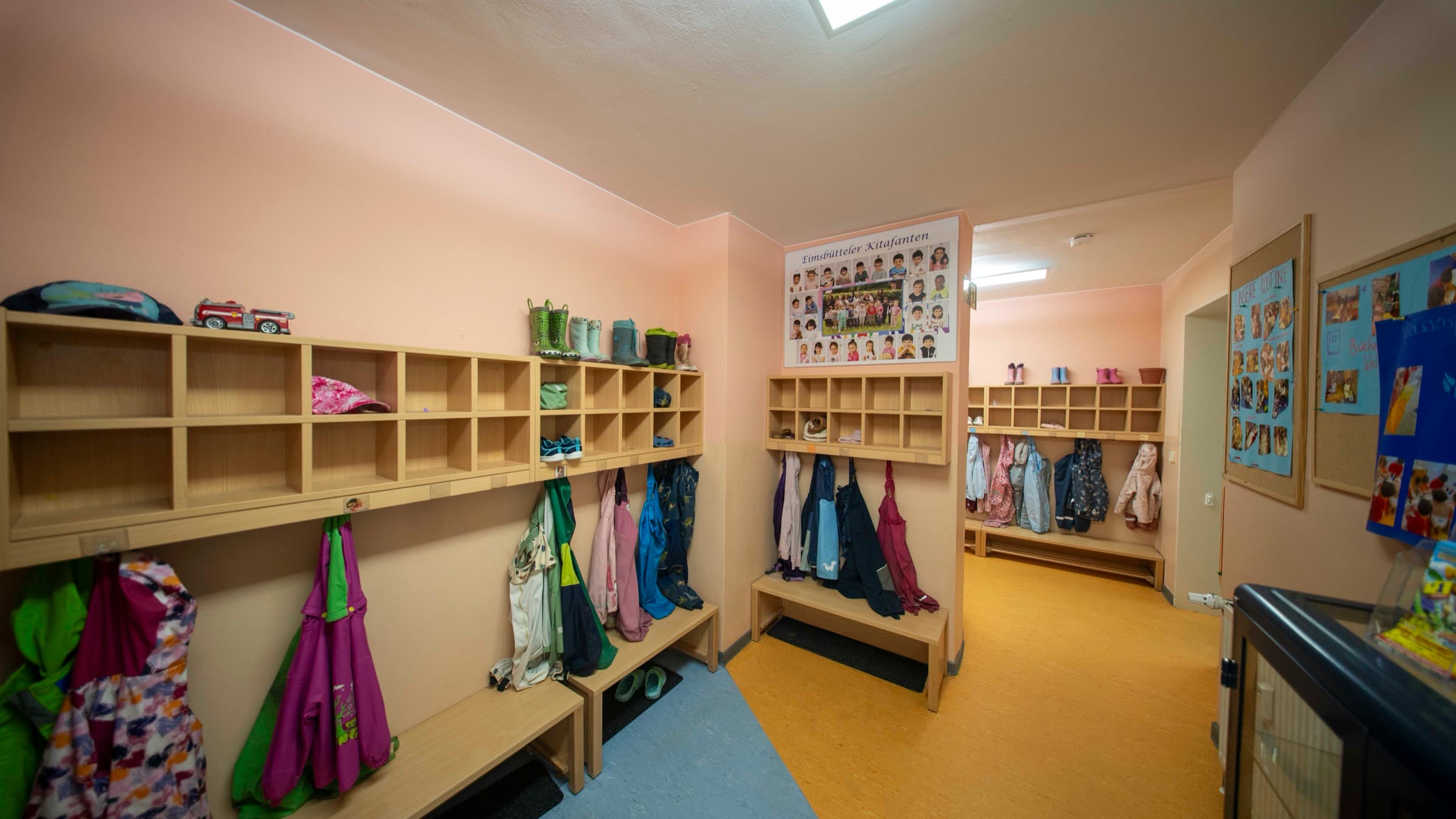 Garderobe – täglicher Austausch beim Bringen und Abholen